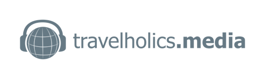 Logo mit einem stilisierten Globus in Kopfhörern und dem Text "travelholics.media".
