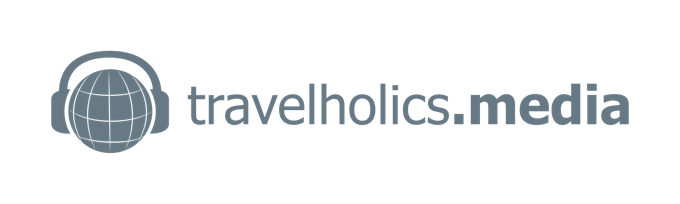 Logo mit einem stilisierten Globus in Kopfhörern links und dem Text "travelholics.media" rechts.